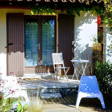 לינה וארוחת בוקר La Petite Maison De Noemie Gras
