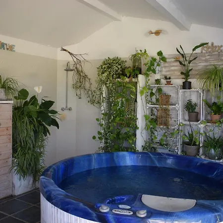 La Petite Maison De Noemie לינה וארוחת בוקר 3*